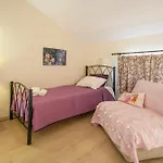 Apartment Syrainas *